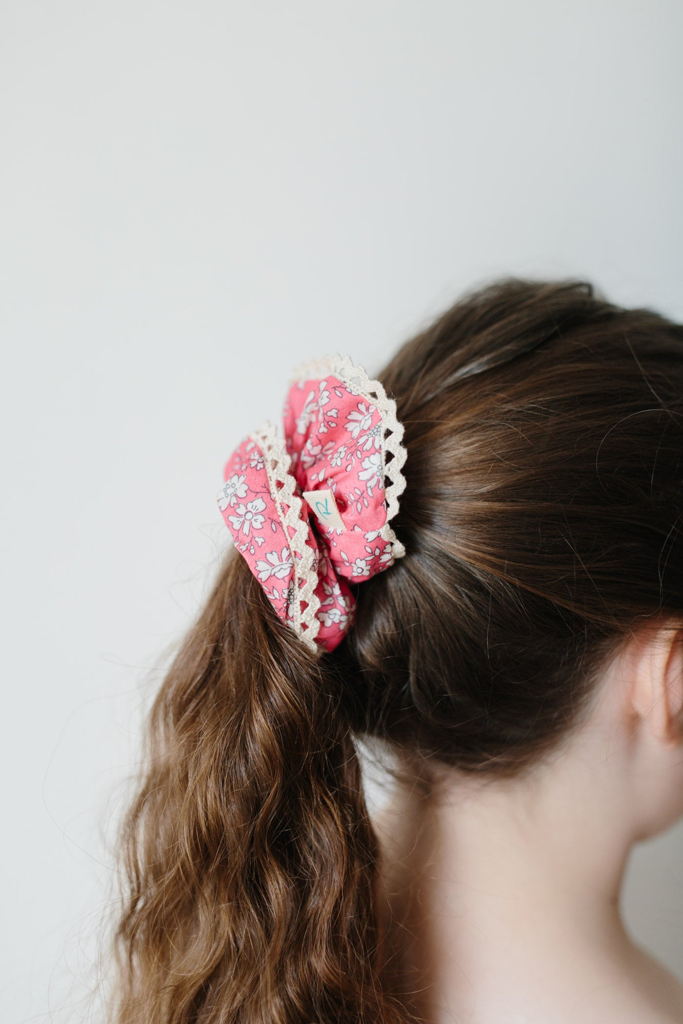 Lace Scrunchie Liberty Capel in Pink