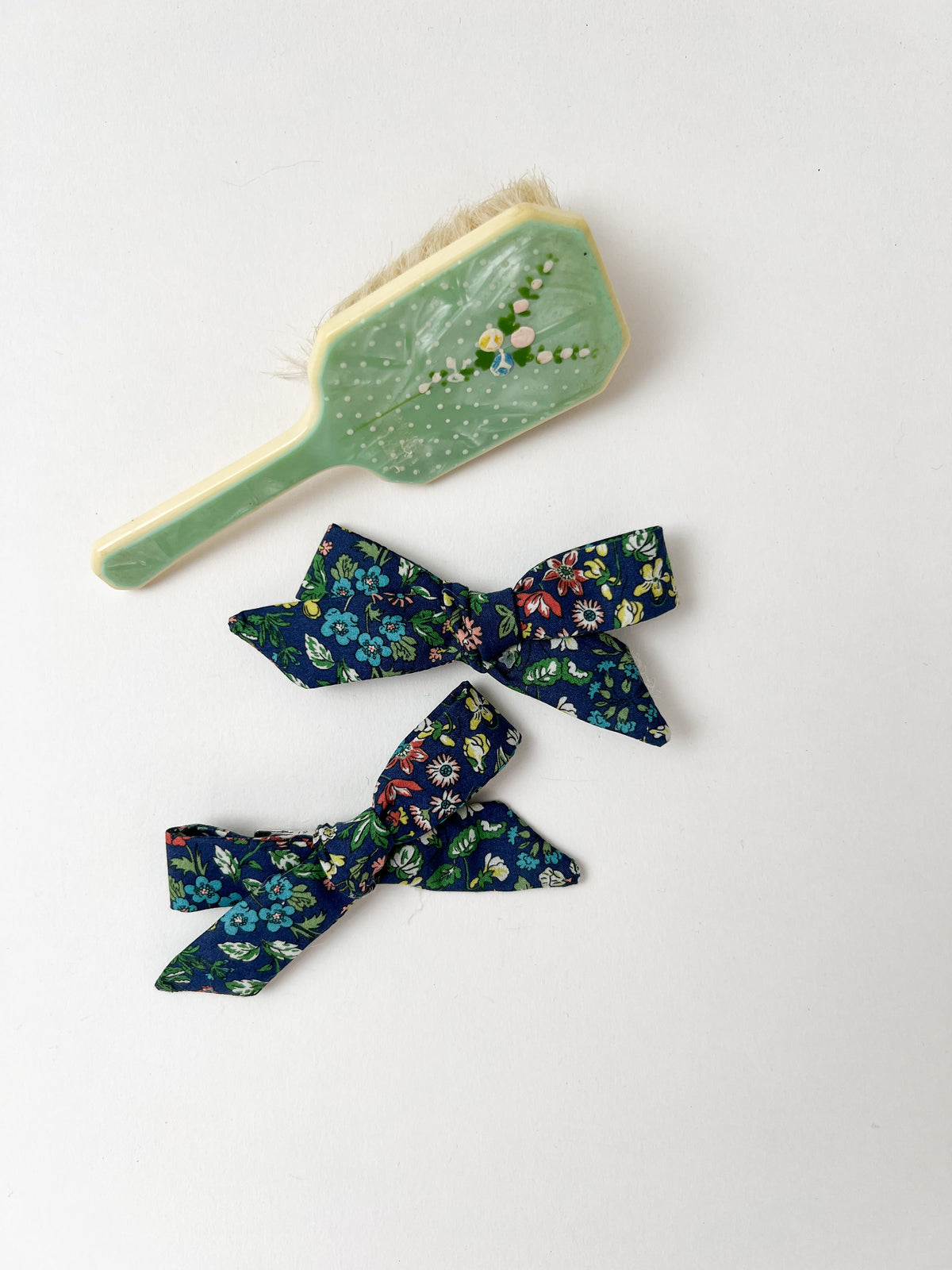 Hair Bows in Snowdrop