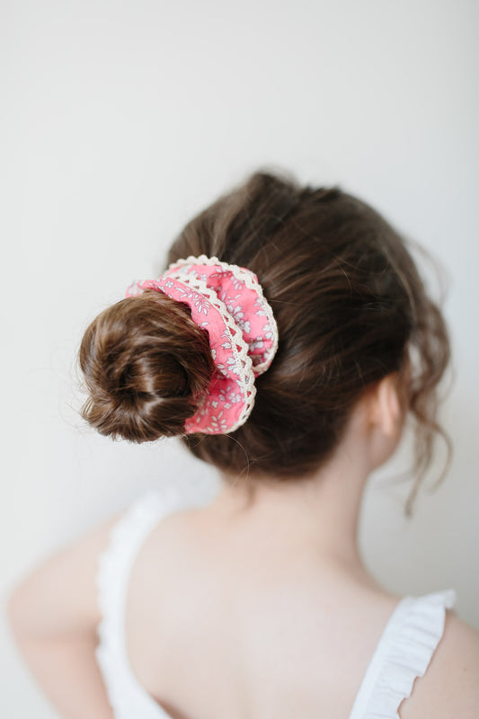 Lace Scrunchie Liberty Capel in Pink